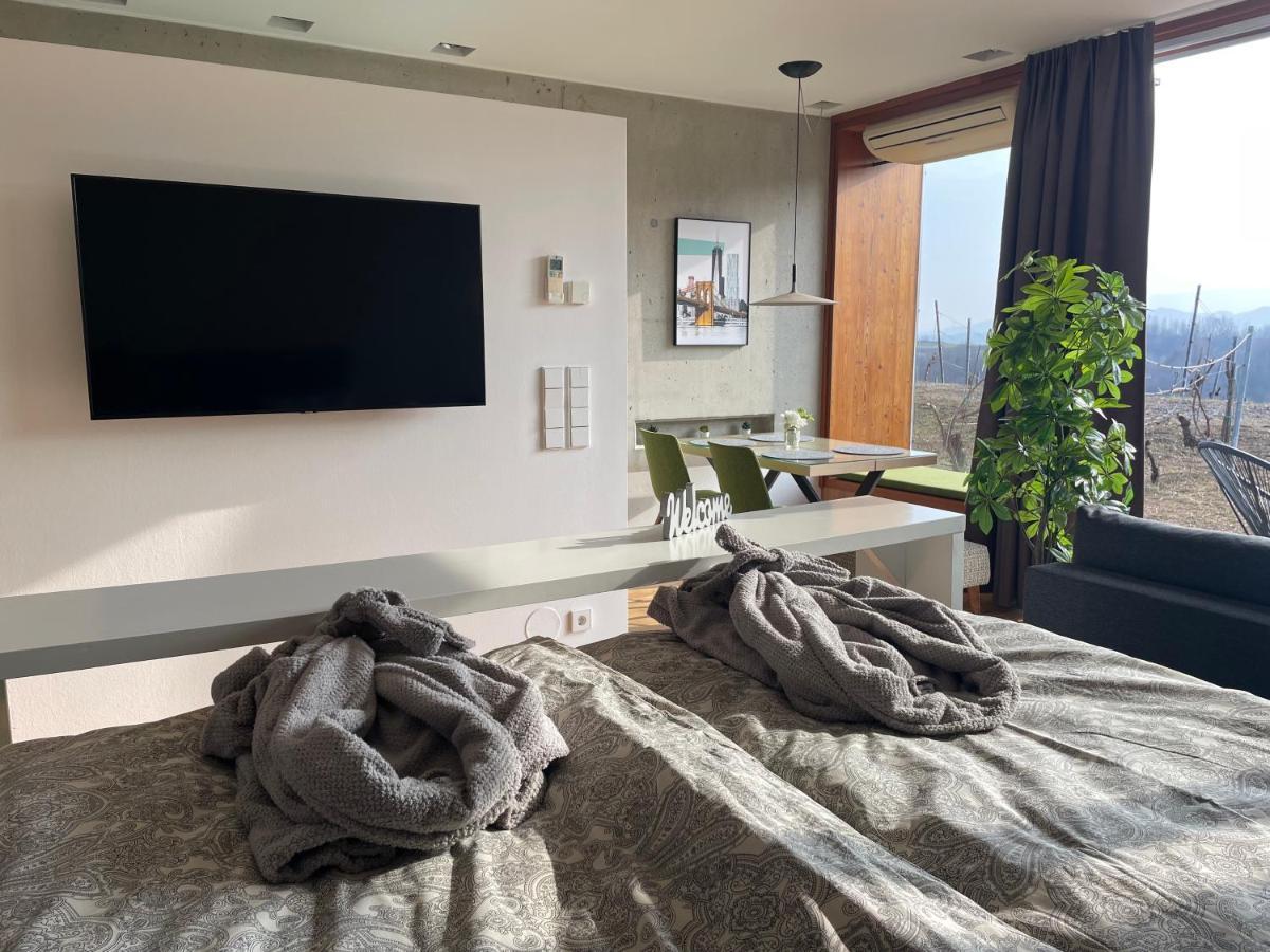*Brandnew* Modernes Apartment In Den Weinbergen Mit Pool Und Sauna Spielfeld Exterior foto